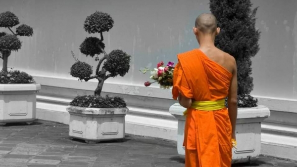 منوعات: راهب بوذي يقطع رأسه بمقصلة معتقداً أنه سيُبعث من جديد في هيئة 