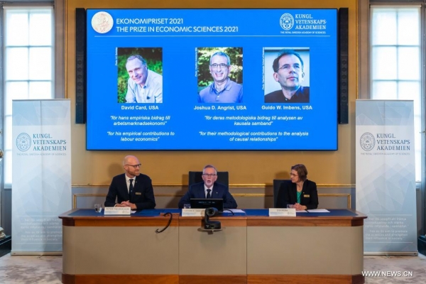 ستوكهولم: نوبل الاقتصاد إلى ثلاثة اختصاصيين في التجارب
