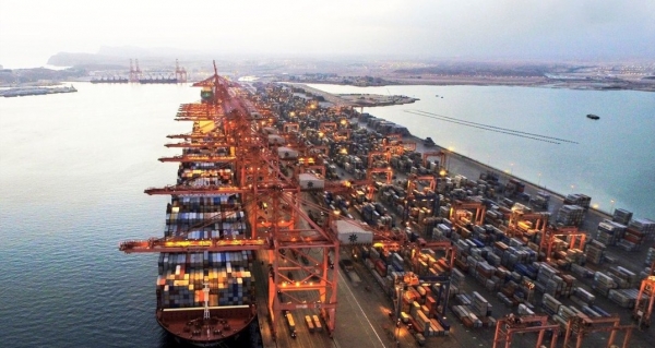 مسقط: ميناء صلالة يطلق خدمات لوجستية لدعم المستثمرين وتسهيل النقل الداخلي مع اليمن