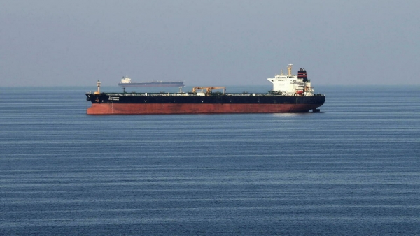 طهران: البحرية الإيرانية تحبط هجوم قراصنة على ناقلة نفط في خليج عدن