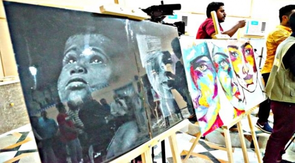 اليمن: فنانة حالمة ومرسم حر في قلب المكلا
