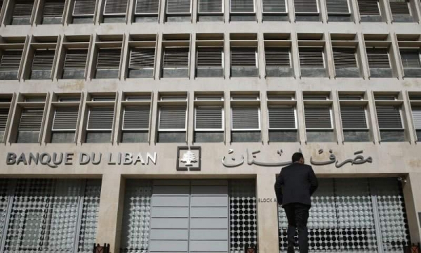 بيروت: مسؤول لبناني يعلن “إفلاس” الدولة والمصرف المركزي