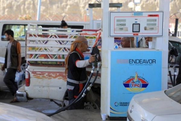رويترز: الحوثيون يرفعون أسعار وقود السيارات بنحو 27 بالمائة