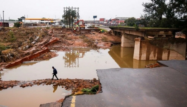 جنوب أفريقيا: ارتفاع حصيلة ضحايا الفيضانات إلى نحو 400 قتيل والأمطار تعيق جهود الإغاثة