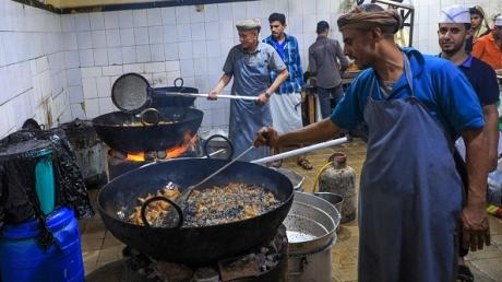اليمن: الصائمون يفتقدون وجبات تقليدية في رمضان وموائد بلا 