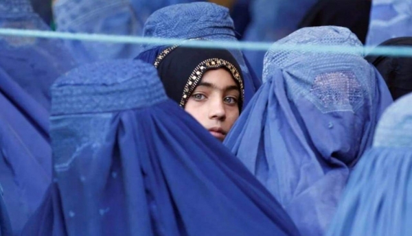 افغانستان: طالبان تأمر النساء بارتداء البرقع