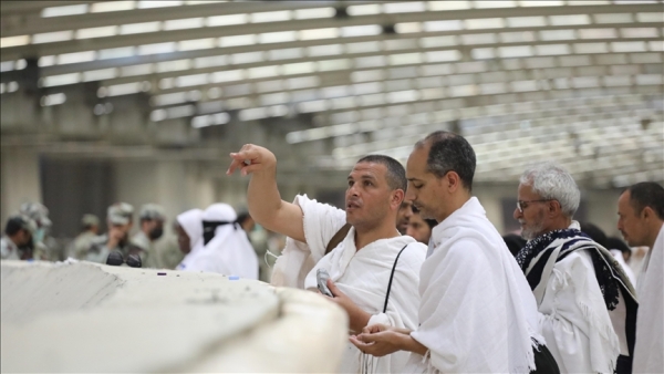 مكة: حجاج بيت الله يواصلون رمي الجمرات الثلاث في ثاني أيام التشريق
