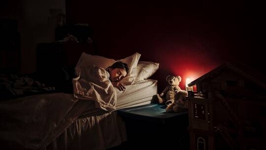دراسة: قلة النوم تضر بنمو دماغ الأطفال في سن المدرسة.. والحلول روتين نوم يومي على الأهل اتباعه