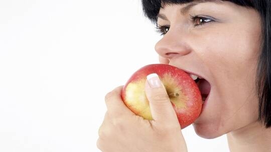 صحة: تناول التفاح بشكل مفرط يؤدي إلى اضطراب عملية التمثيل الغذائي في الجسم