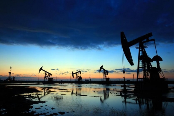 اقتصاد: النفط يتراجع مع توقع تأثر الطلب على الوقود بالتضخم