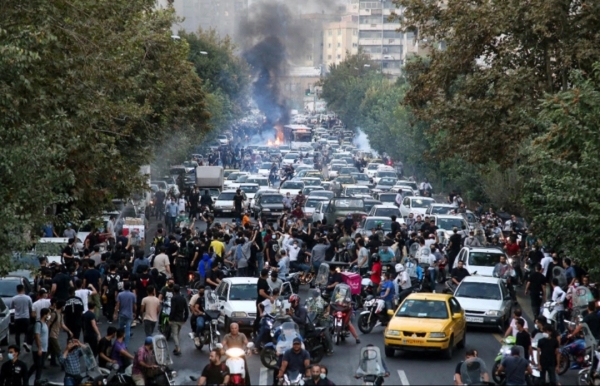 نيويورك: هيومن رايتس ووتش تطالب السلطات الإيرانية التوقف فورا عن قمع المحتجين