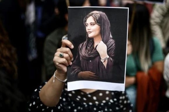 طهران: ايرانيون يتجمعون أمام ضريح مهسا أميني في الذكرى الأربعين لوفاتها رغم التهديدات