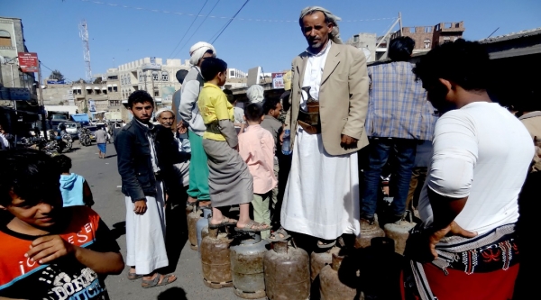 اقتصاد: غاز الطهو يلتهم جيوب اليمنيين..تجارة سوداء وغلاء