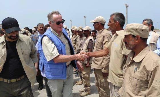 اليمن: انباء عن نجاة رئيس بعثة (أونمها) الجنرال الايرلندي مايكل بيري من انفجار حقل الغام في الحديدة