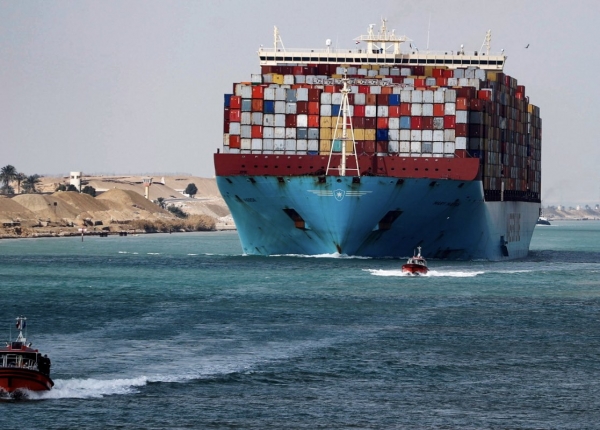القاهرة: جنوح سفينة في قناة السويس والقاطرات تعيد تعويمها