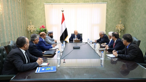اليمن: الرئيس العليمي يجتمع بقيادة البنك المركزي حول جهود الاصلاحات والحفاظ على استقرار سعر الصرف