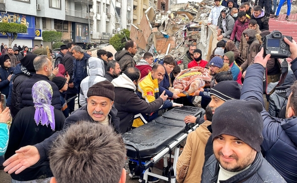 وكالات: أكثر من ألف قتيل في سوريا وتركيا.. ارتفاع عدد ضحايا الزلزال والمئات 