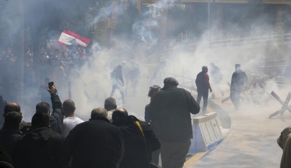 بيروت: قوات الأمن اللبنانية تفرق متظاهرين يحتجون على تدهور الأوضاع المعيشية