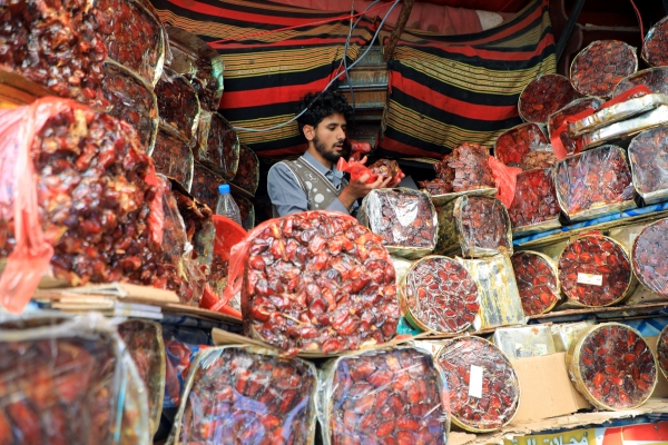 تقرير: التمور لموائد الأثرياء في رمضان