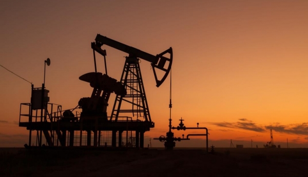 اقتصاد: النفط يرتفع 2% بعد تراجع المخزونات الأميركية وتحذير سعودي