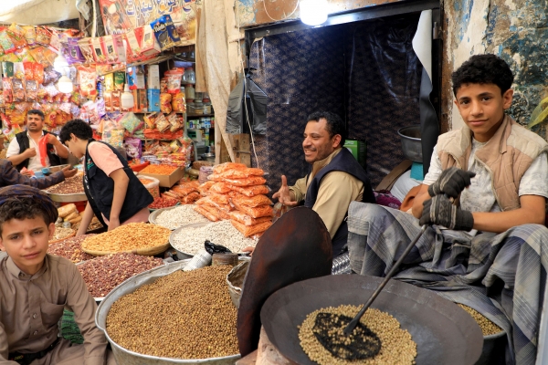 اقتصاد: الأرز يغيب عن موائد اليمنيين..استغناء قسري وسط الغلاء