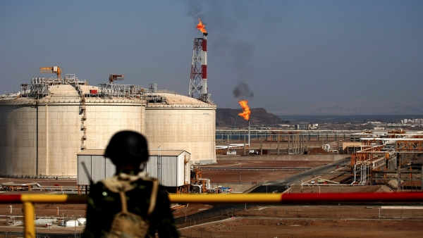 اليمن: وزارة النفط تنفي ما اثير بشأن تفريغ مادة شديدة الاشتعال في خزانات نفطية بمدينة المكلا المؤهولة بالسكان