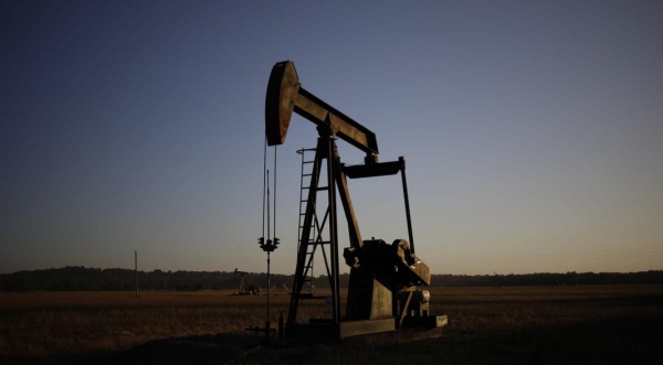 اقتصاد: النفط يغلق مرتفعاً ويحقق مكاسب للأسبوع الثالث على التوالي