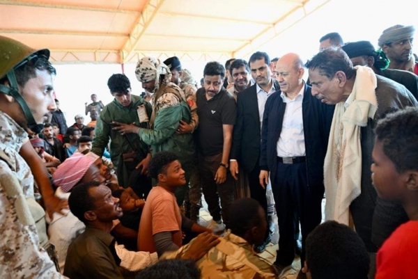 اليمن: الرئيس العليمي يزور بعض المناطق المتضررة من الاعصار المداري 