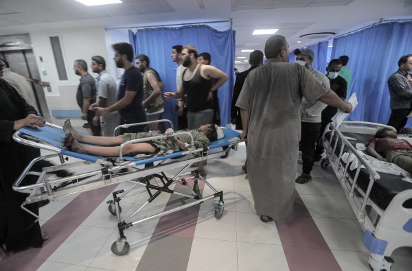 طوفان الأقصى: الفلسطينيون يطالبون بإخلاء أكبر مستشفى في غزة بينما لا تزال المعارك تحيط به
