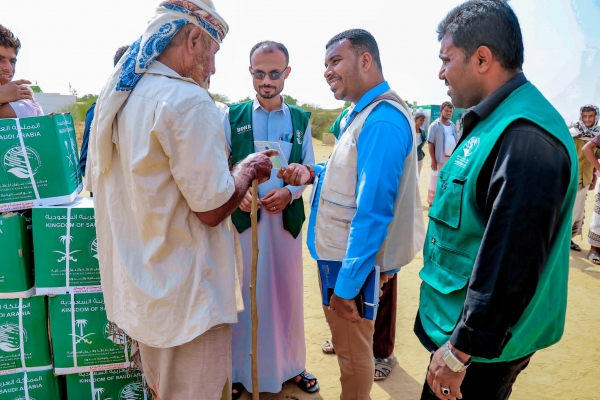 اليمن: توزيع أكثر من 5 آلاف سلة غذائية للأسر المتضررة في حجة بتمويل سعودي