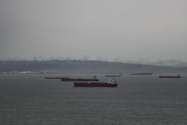 اقتصاد: توترات البحر الأحمر ترفع تكاليف ناقلات النفط