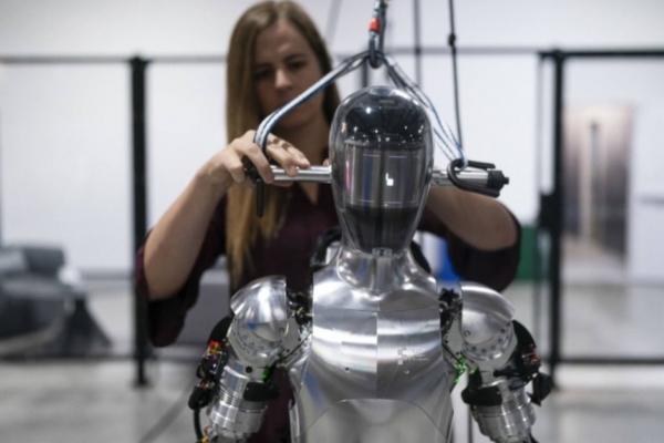 تكنولوجيا: شركتا «أوبن إيه آي» و«فيجر» تعتزمان إنتاج روبوت شبيه بالإنسان