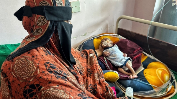 تقرير: الأطفال يتضورون جوعا واليمن يتأرجح على حافة الانهيار بينما يستخدم الحوثيون أزمة غزة لكسب مكانة 