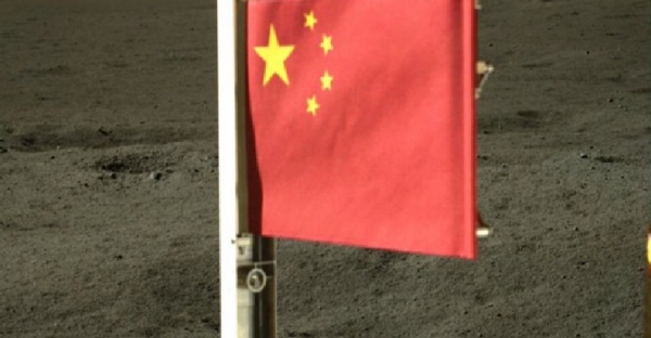 منوعات: مسبار صيني يبدأ رحلة العودة بعد جمعه لأول مرة عينات من الجانب الخفي للقمر