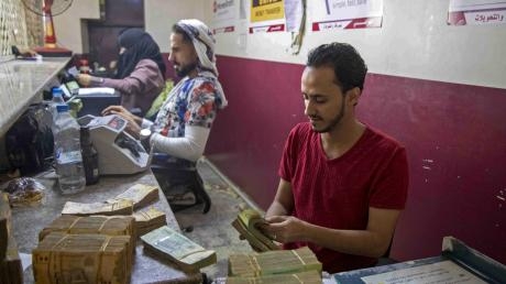 اقتصاد: قلق من تهريب الأموال وتخبط البنك المركزي اليمني