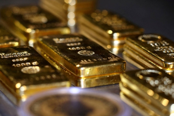 اقتصاد: الذهب يتماسك بعد هبوطه الحاد مع ترقب اجتماع 