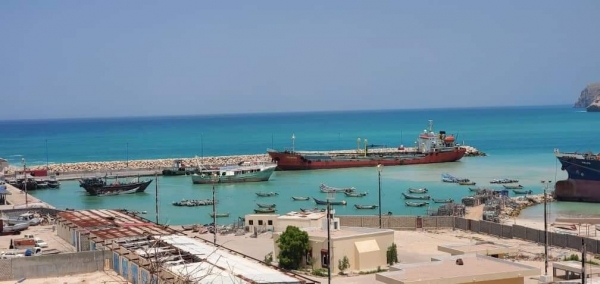 اليمن: إعادة تعويم باخرة نفطية جنحت في نشطون