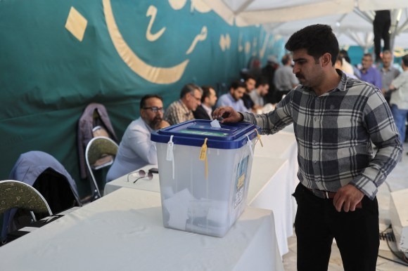 طهران: منافسة حامية بين موال لخامنئي ومرشح معتدل في سباق الرئاسة الإيرانية