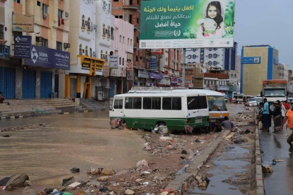 اليمن: محافظ حضرموت يوجه بسرعة إزالة مخلفات السيول وفتح الطرق