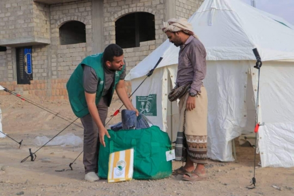 اليمن: مركز الملك سلمان يوزع مساعدات طارئة لنحو 5 آلاف متضرر من الأمطار في مأرب