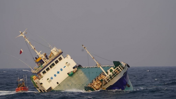 المنامة: البحرية الأمريكية تنقذ طاقم سفينة تجارية إيرانية غرقت في الخليج العربي