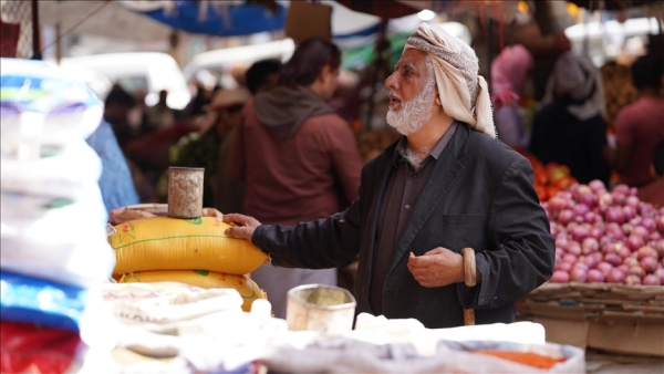 اليمن: رئيس الحكومة يوجه محافظي المحافظات بمراقبة الوضع التمويني والسعري للسلع