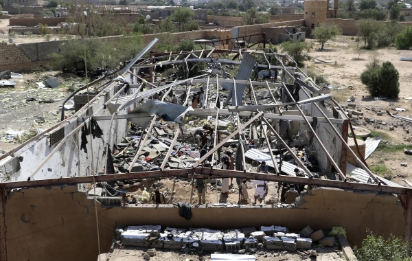 اليمن: مقتل العشرات في غارة أمريكية استهدفت مركز احتجاز مزعوماً في اليمن، وفقاً لمشاهد مصوّرة