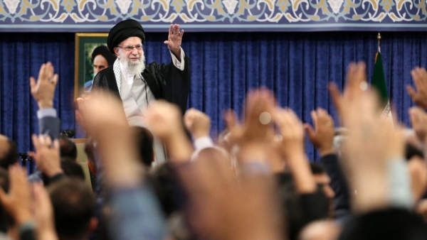 طهران: ايران تدرس مقترح الجولة الخامسة.. خامنئي يشكك بجدوى التفاوض ويصف التصريحات الأمريكية بـ