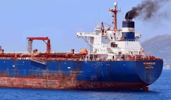 موسكو: روسيا تعلن إجلاء طاقم ناقلة نفط تضررت إثر غارة أمريكية على ميناء رأس عيسى اليمني