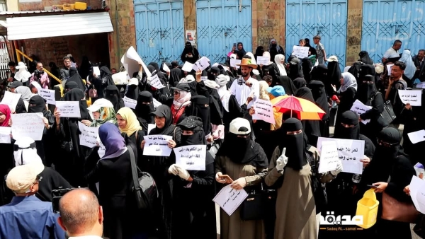 اليمن: مظاهرة نسائية احتجاجًا على تدهور الأوضاع المعيشية وتفاقم أزمة المياه في تعز