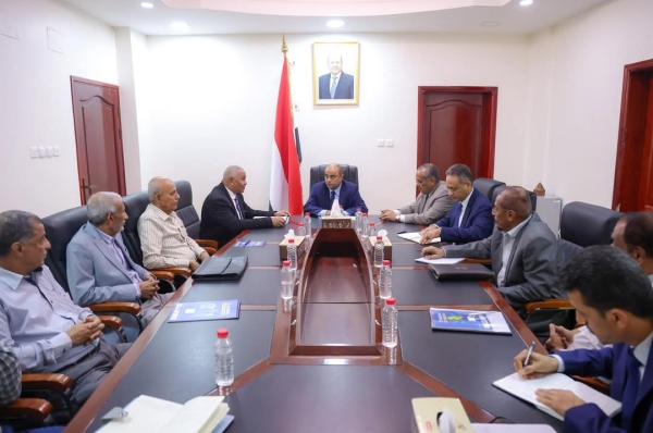 اليمن: رئيس الوزراء يوجه بإعداد خطة مزمنة لإعادة تشغيل مصافي عدن واستعادة نشاطها الاستراتيجي