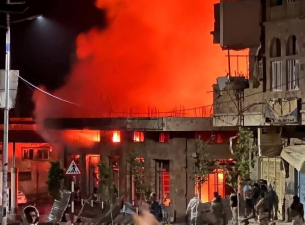 اليمن: قتيل و22 جريحًا في قصف حوثي فجّر مخزن سلاح ومحطة وقود بتعز