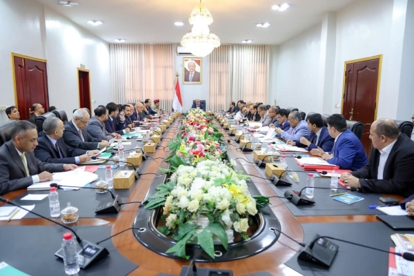 اليمن: الحكومة تدين الهجمات الحوثية على السفن التجارية وتحمل طهران المسؤولية