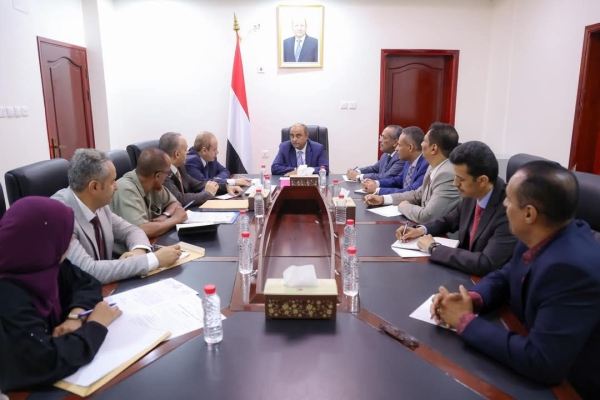 اليمن: رئيس الحكومة يوجه بصرف مستحقات الطلاب المبتعثين وتصحيح قوائم الابتعاث